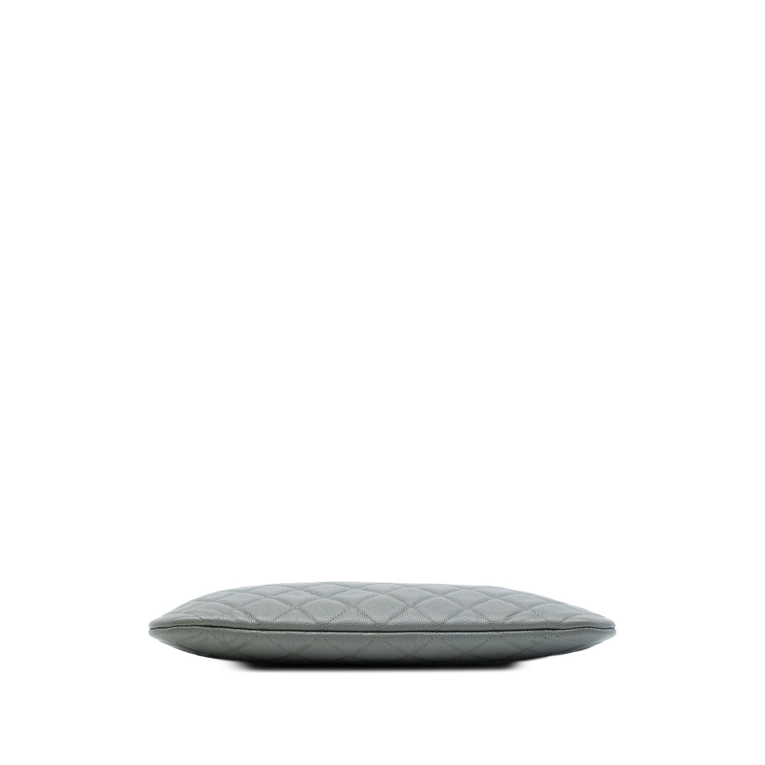 Chanel Pochette Matelassé O Étui Moyen Cuir caviar Gris – vue 3 – GABY PARIS
