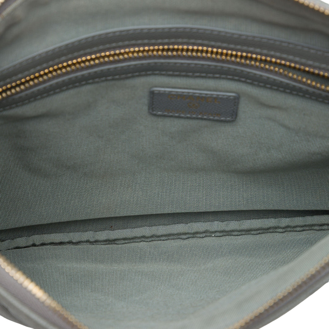 Chanel Pochette Matelassé O Étui Moyen Cuir caviar Gris – vue 4 – GABY PARIS