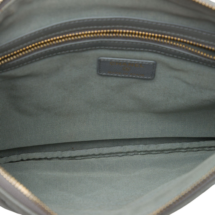 Chanel Pochette Matelassé O Étui Moyen Cuir caviar Gris – vue 4 – GABY PARIS