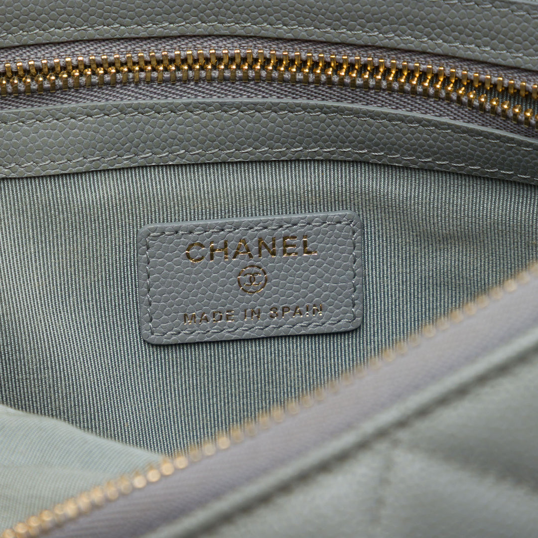 Chanel Pochette Matelassé O Étui Moyen Cuir caviar Gris – vue 5 – GABY PARIS