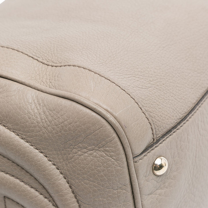 Pebbled Soho Boston Sac Moyen Cuir de veau Gris