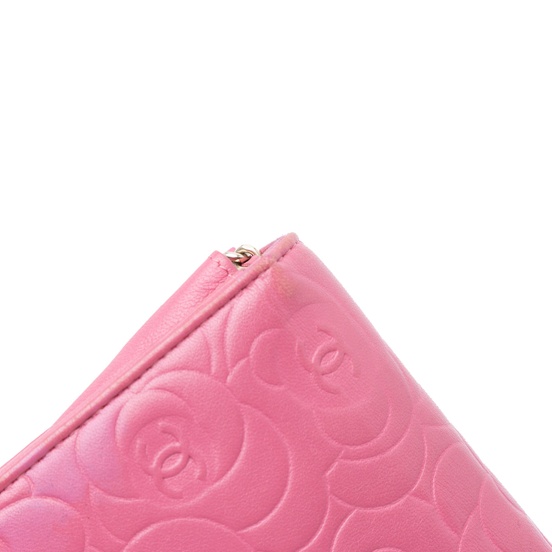 Chanel CC embossé Cuir d’agneau Camellia Wallet on Chain