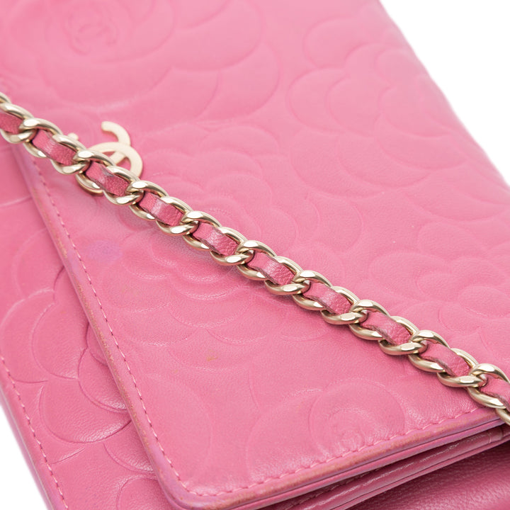 Chanel CC embossé Cuir d’agneau Camellia Wallet on Chain