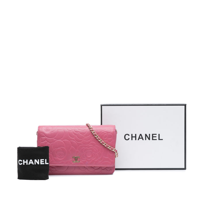 Chanel CC embossé Cuir d’agneau Camellia Wallet on Chain