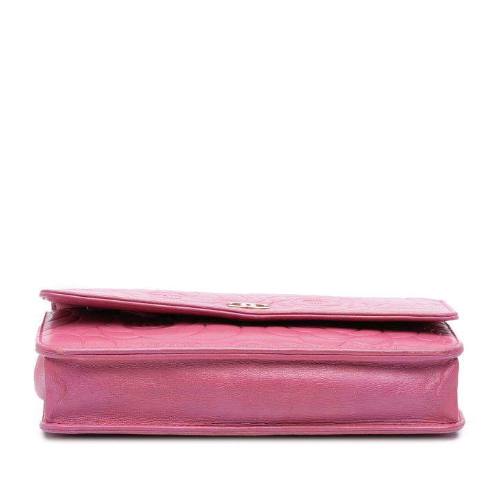 Chanel CC embossé Cuir d’agneau Camellia Wallet on Chain