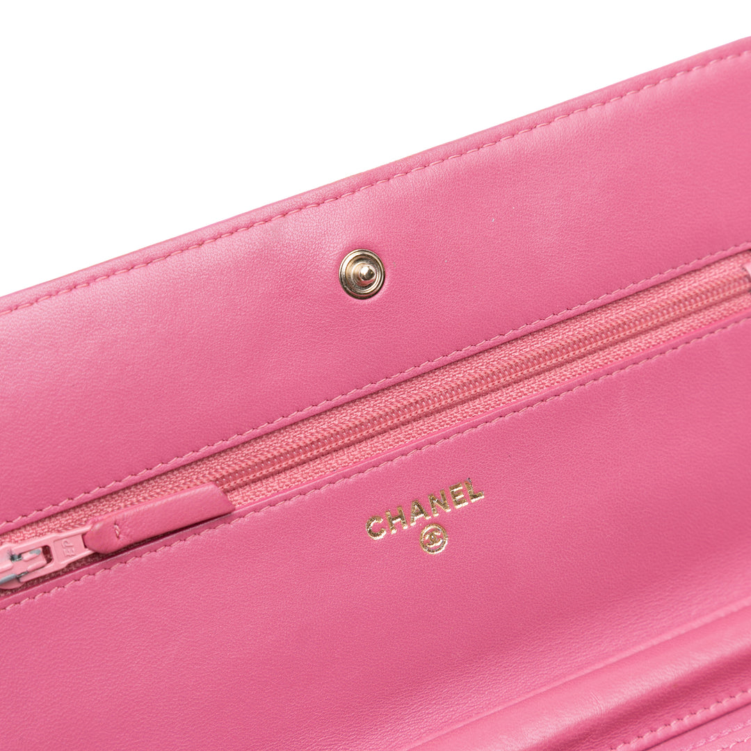 Chanel CC embossé Cuir d’agneau Camellia Wallet on Chain