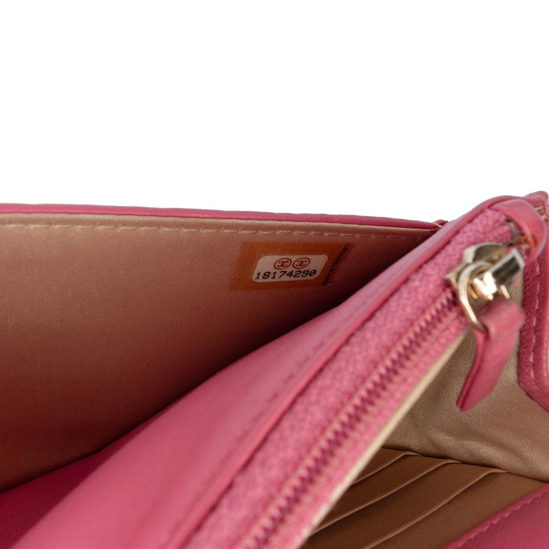 Chanel CC embossé Cuir d’agneau Camellia Wallet on Chain