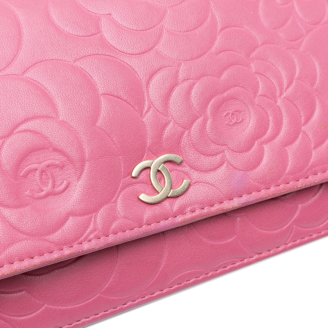 Chanel CC embossé Cuir d’agneau Camellia Wallet on Chain