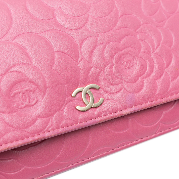 Chanel CC embossé Cuir d’agneau Camellia Wallet on Chain