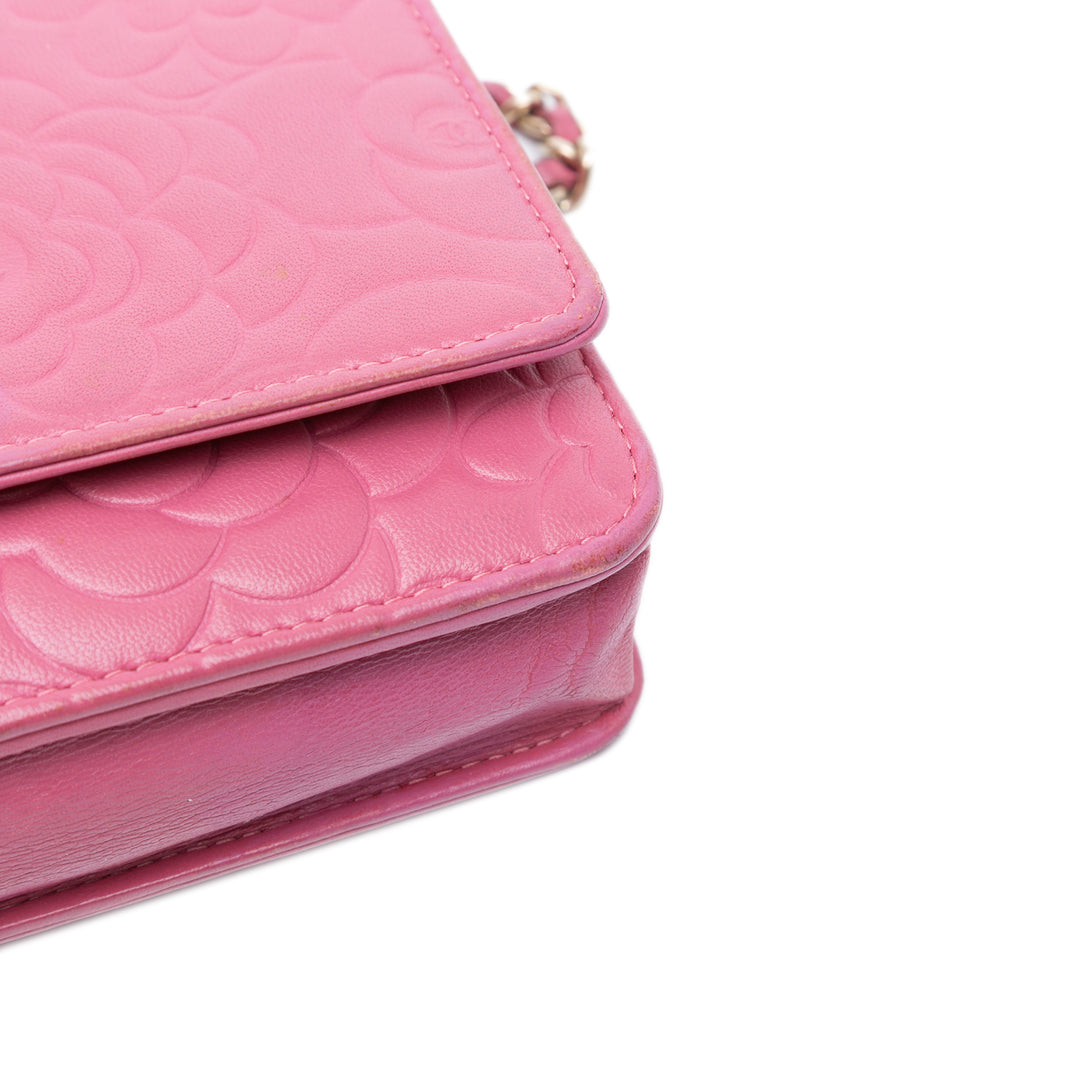 Chanel CC embossé Cuir d’agneau Camellia Wallet on Chain