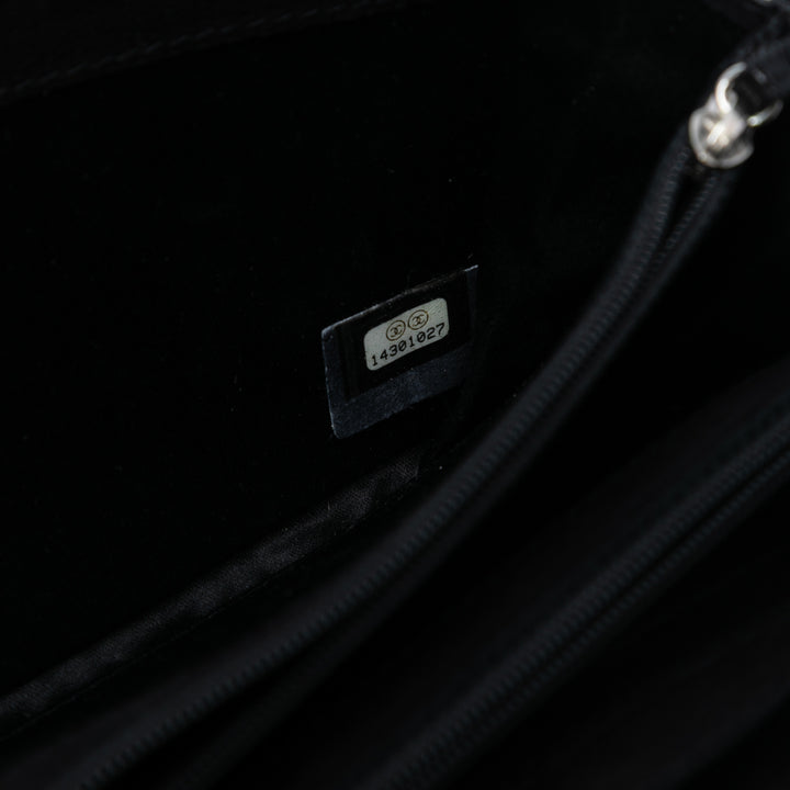 Chanel CC Matelassé Textured Daim East West à rabat