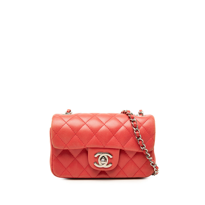 Chanel Sac bandoulière Classic Rectangulaire Rabat simple Extra Mini Cuir d'agneau Rouge – vue principale – GABY PARIS