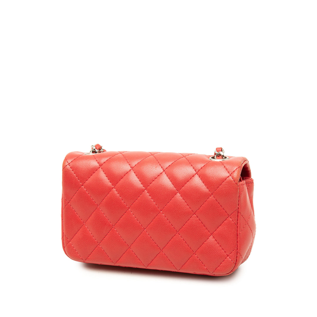 Chanel Sac bandoulière Classic Rectangulaire Rabat simple Extra Mini Cuir d'agneau Rouge – vue 2 – GABY PARIS
