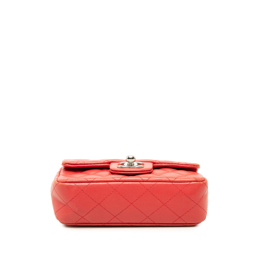 Chanel Sac bandoulière Classic Rectangulaire Rabat simple Extra Mini Cuir d'agneau Rouge – vue 3 – GABY PARIS