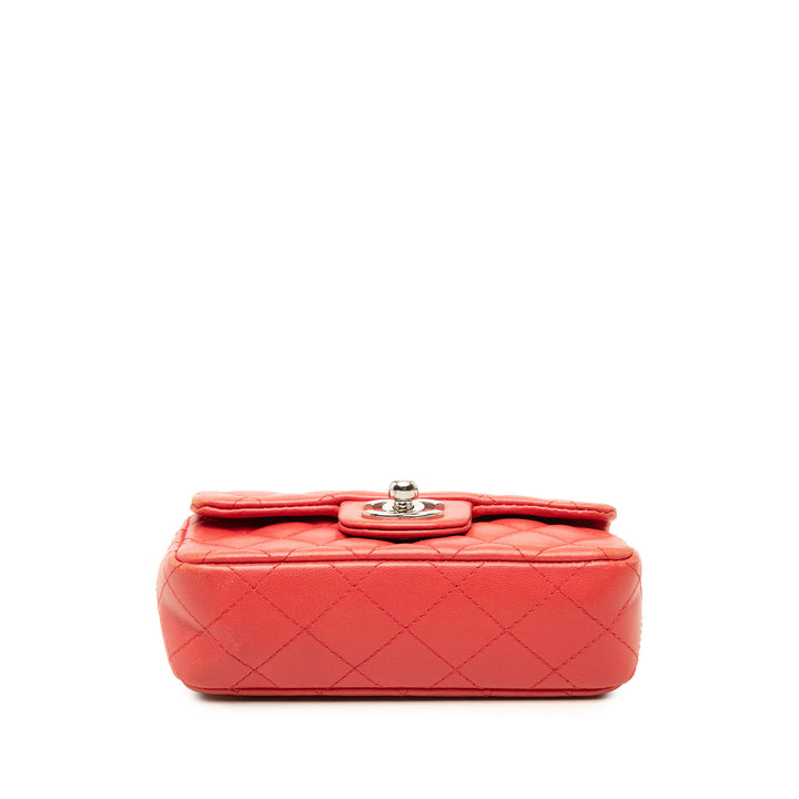 Chanel Sac bandoulière Classic Rectangulaire Rabat simple Extra Mini Cuir d'agneau Rouge – vue 3 – GABY PARIS