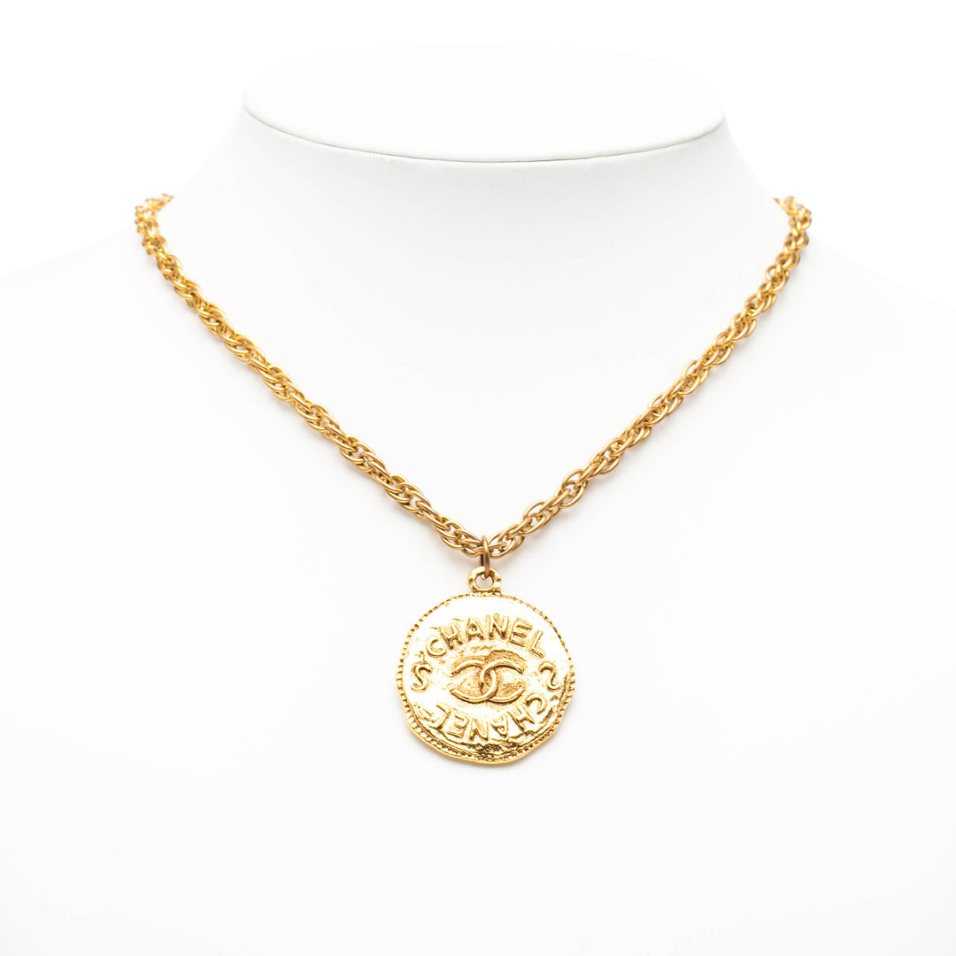 Chanel plaqué CC Medallion Pendant Collier
