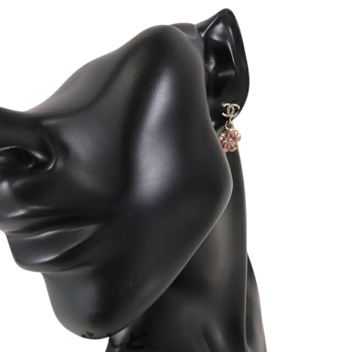 Chanel plaqué Enamel et Rhinestone CC Flower pendantes fermoir poussette Boucle d’oreilles