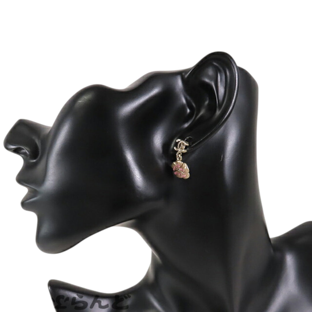 Chanel plaqué Enamel et Rhinestone CC Flower pendantes fermoir poussette Boucle d’oreilles