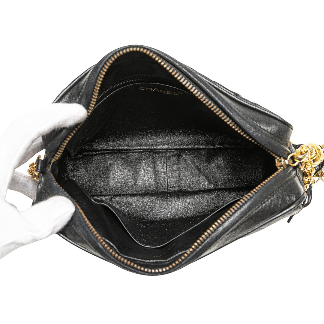 Chanel CC Quilted Cuir d’agneau Tassel Sac caméra Noir