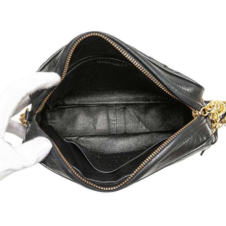 Chanel CC Quilted Cuir d’agneau Tassel Sac caméra Noir