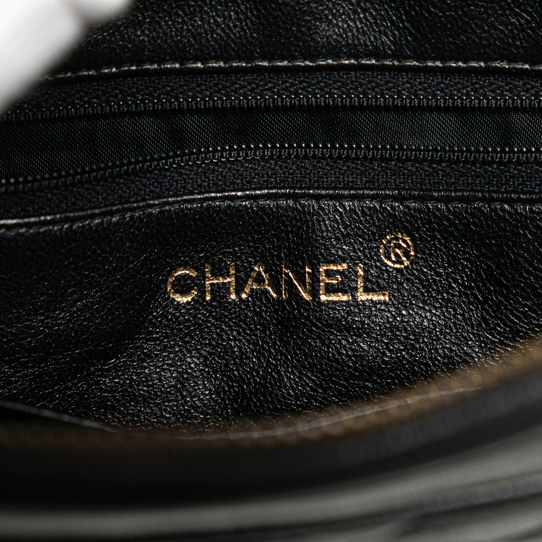 Chanel CC Quilted Cuir d’agneau Tassel Sac caméra Noir