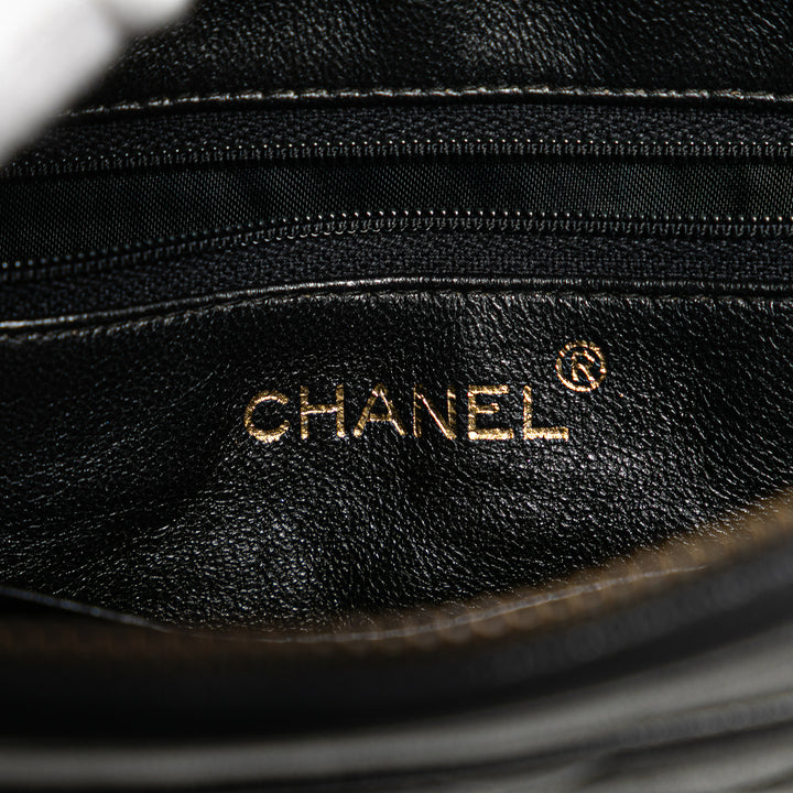 Chanel CC Quilted Cuir d’agneau Tassel Sac caméra Noir