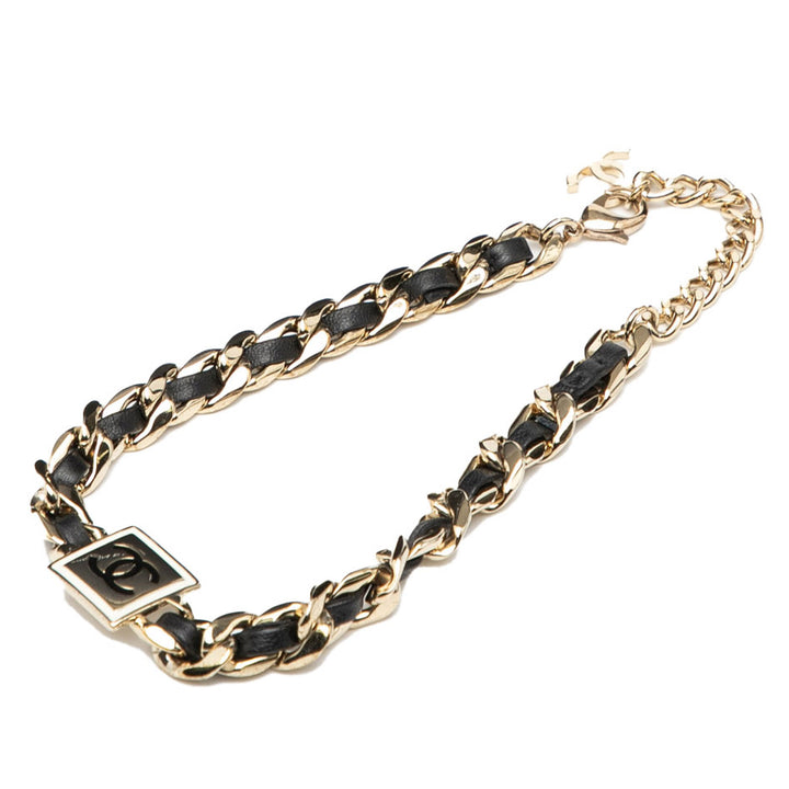 Chanel Cuir d’agneau et plaqué Émail CC Square Choker Collier