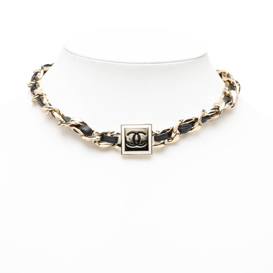 Chanel Cuir d’agneau et plaqué Émail CC Square Choker Collier
