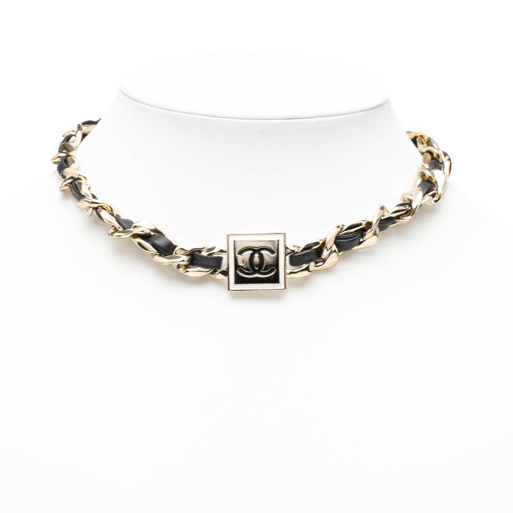 Chanel Cuir d’agneau et plaqué Émail CC Square Choker Collier