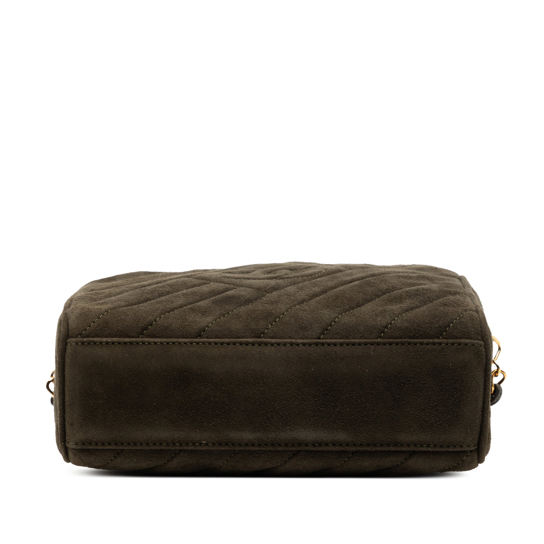 Chanel CC Diagonal Matelassé Daim Pompon Diamond Sac caméra – GABY PARIS Authentique