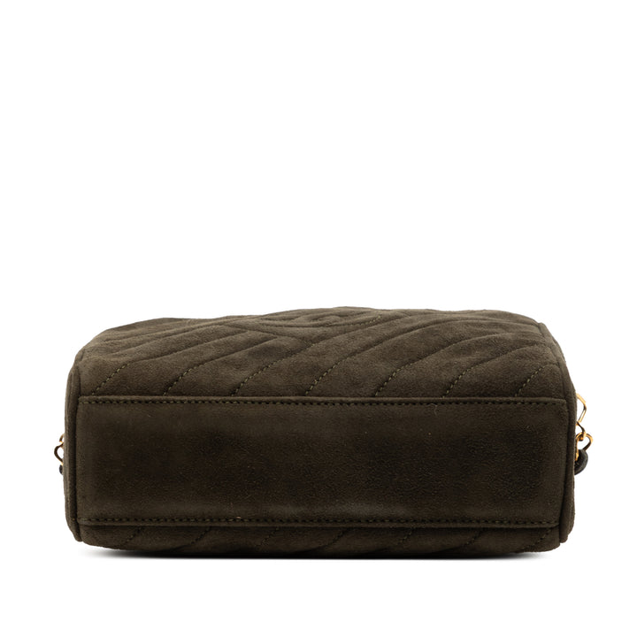 Chanel CC Diagonal Matelassé Daim Pompon Diamond Sac caméra – GABY PARIS Authentique