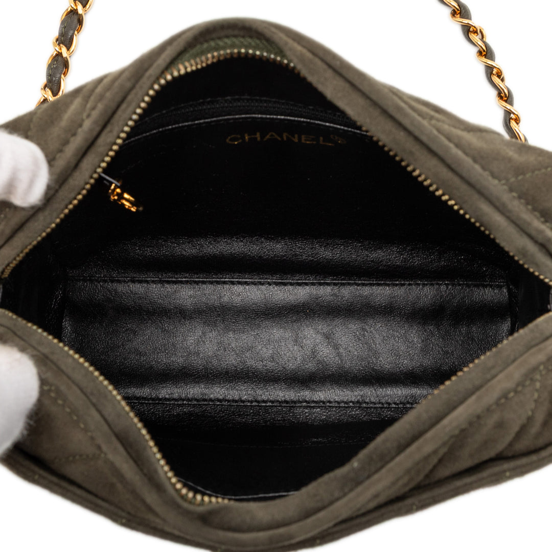 Chanel CC Diagonal Matelassé Daim Pompon Diamond Sac caméra – GABY PARIS Authentique