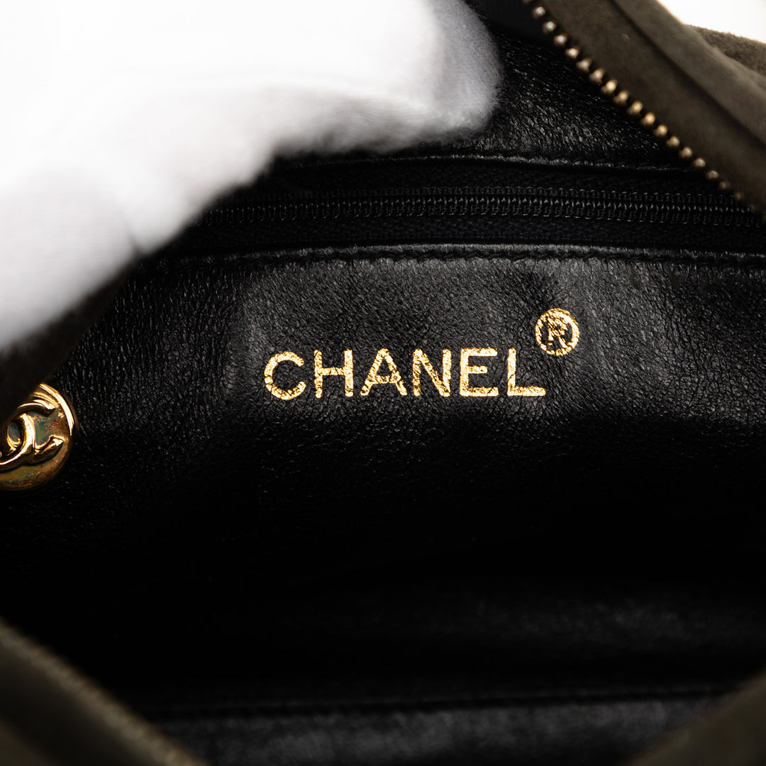 Chanel CC Diagonal Matelassé Daim Pompon Diamond Sac caméra – GABY PARIS Authentique