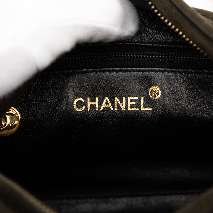 Chanel CC Diagonal Matelassé Daim Pompon Diamond Sac caméra – GABY PARIS Authentique