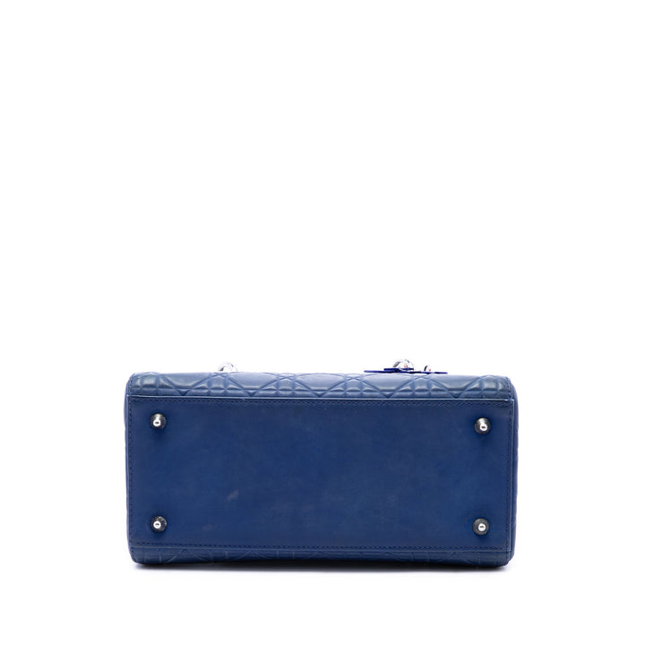 Dior Sac à main Lady Dior Ultra Matte embossé Cannage Moyen Cuir de veau Bleu – vue 3 – GABY PARIS