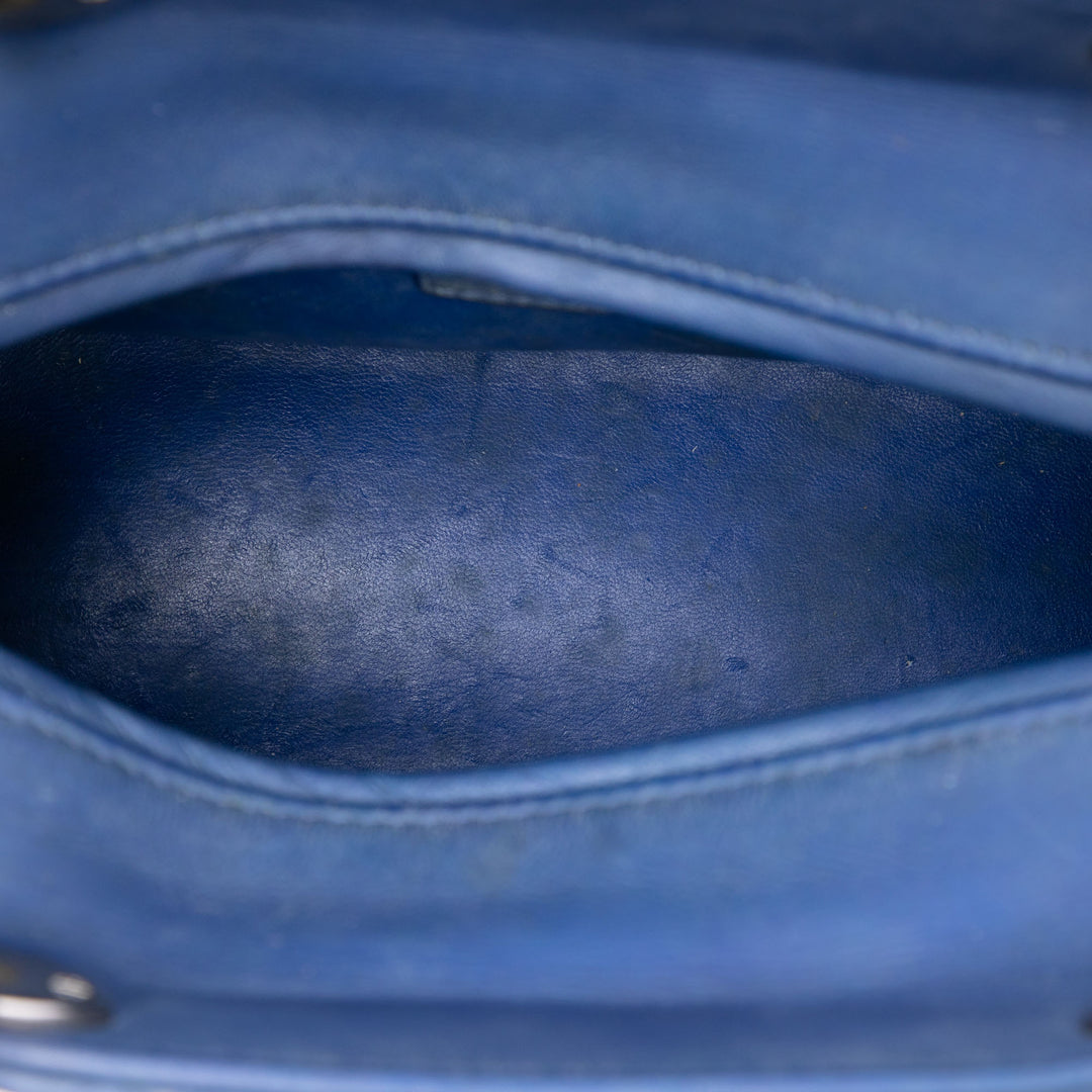 Dior Sac à main Lady Dior Ultra Matte embossé Cannage Moyen Cuir de veau Bleu – vue 4 – GABY PARIS