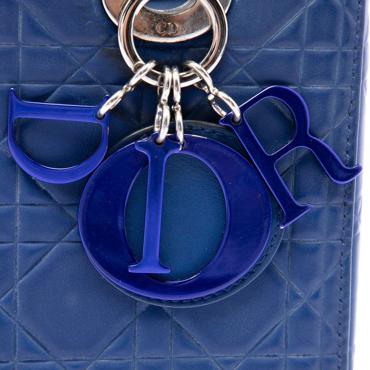 Dior Sac à main Lady Dior Ultra Matte embossé Cannage Moyen Cuir de veau Bleu – vue 5 – GABY PARIS