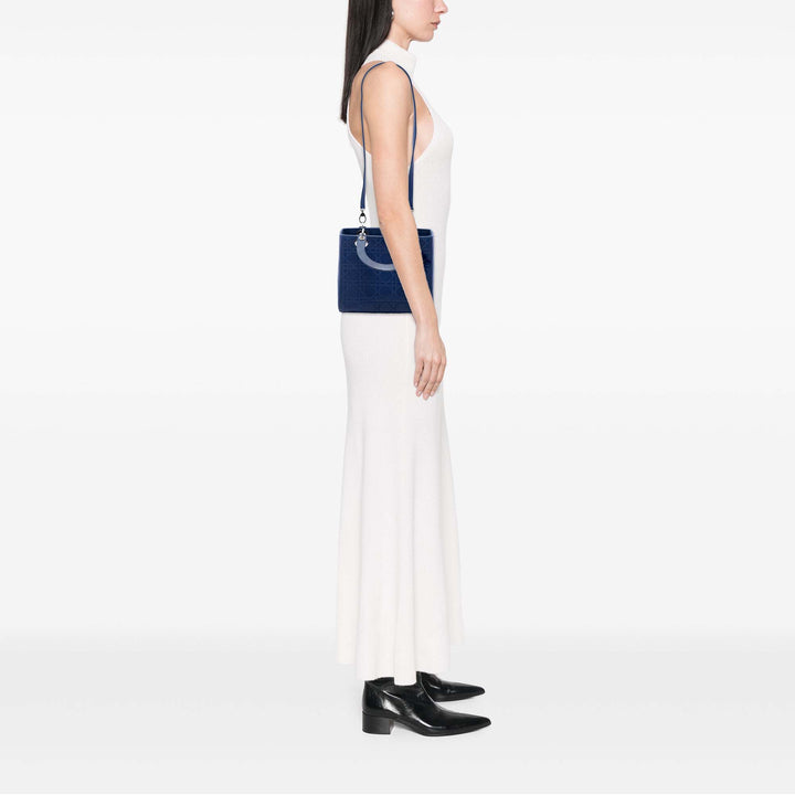 Dior Sac à main Lady Dior Ultra Matte embossé Cannage Moyen Cuir de veau Bleu – vue 6 – GABY PARIS