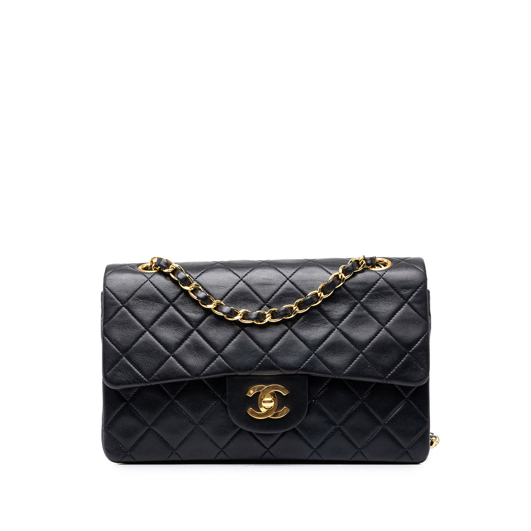 Chanel Sac porté épaule Classic Double rabat Petit Cuir d'agneau Noir – vue principale – GABY PARIS
