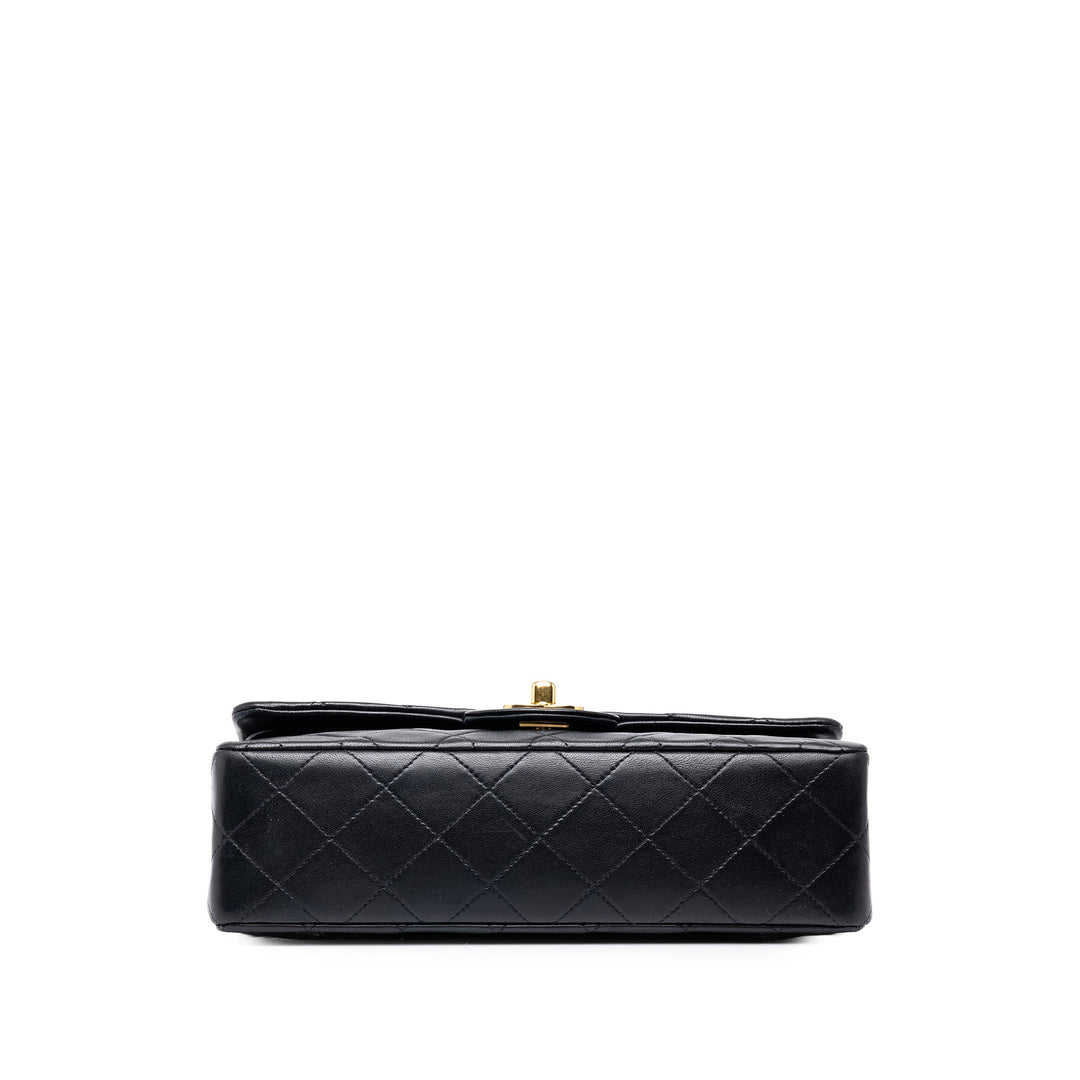 Chanel Sac porté épaule Classic Double rabat Petit Cuir d'agneau Noir – vue 3 – GABY PARIS