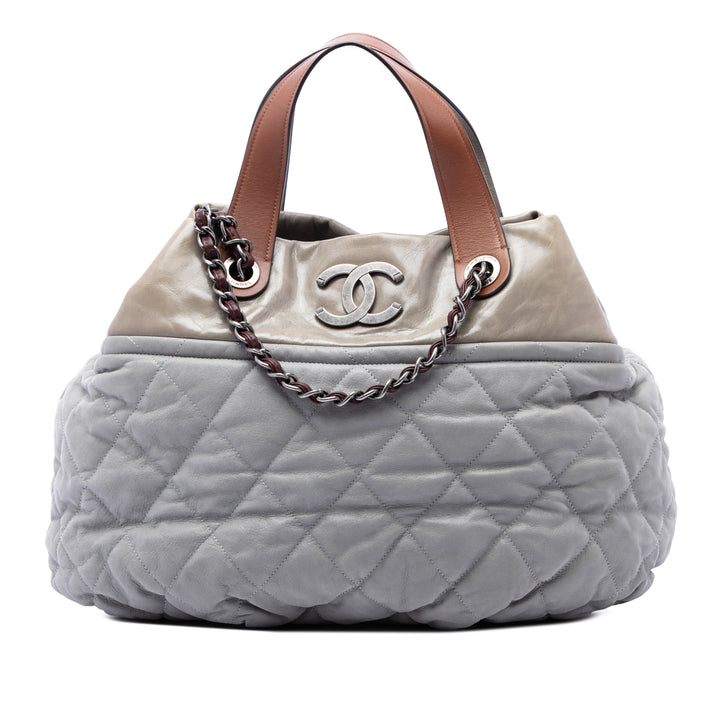 Chanel Matelassé Irisé In The Mix Sac Grand Cuir de veau Gris – vue principale – GABY PARIS