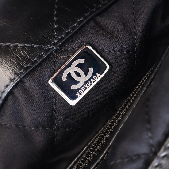 Chanel Large Matelassé brillant Cuir de veau 22 Sac à dos