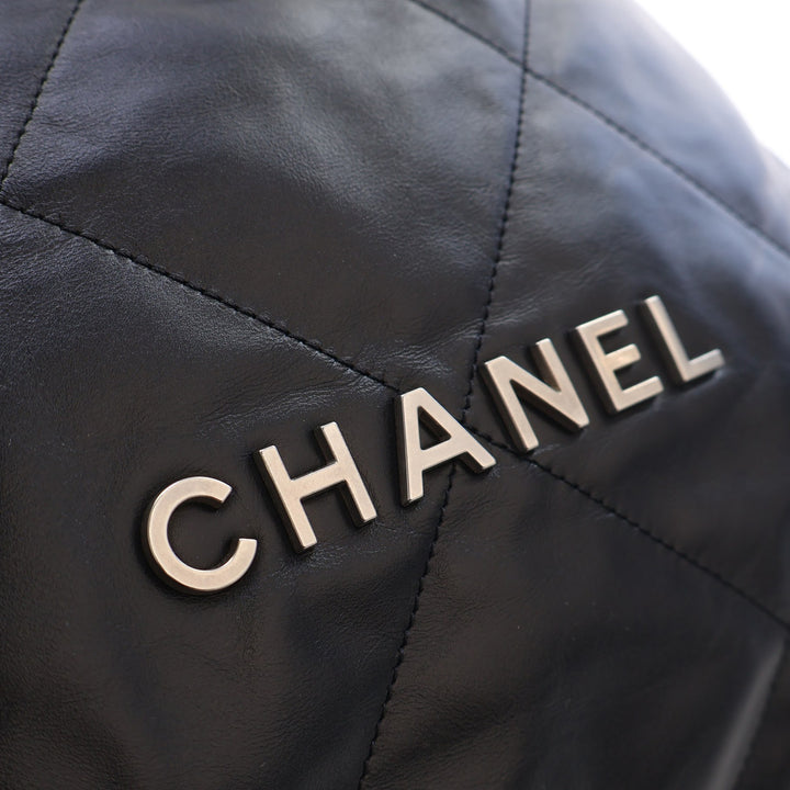 Chanel Large Matelassé brillant Cuir de veau 22 Sac à dos