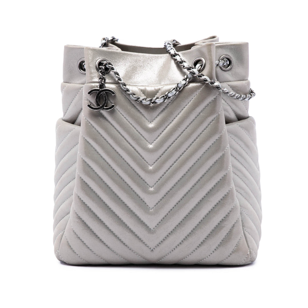 Chevron Irisé Urban Spirit Sac seau Petit Cuir de veau Argenté