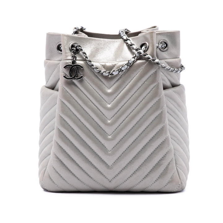 Chevron Irisé Urban Spirit Sac seau Petit Cuir de veau Argenté