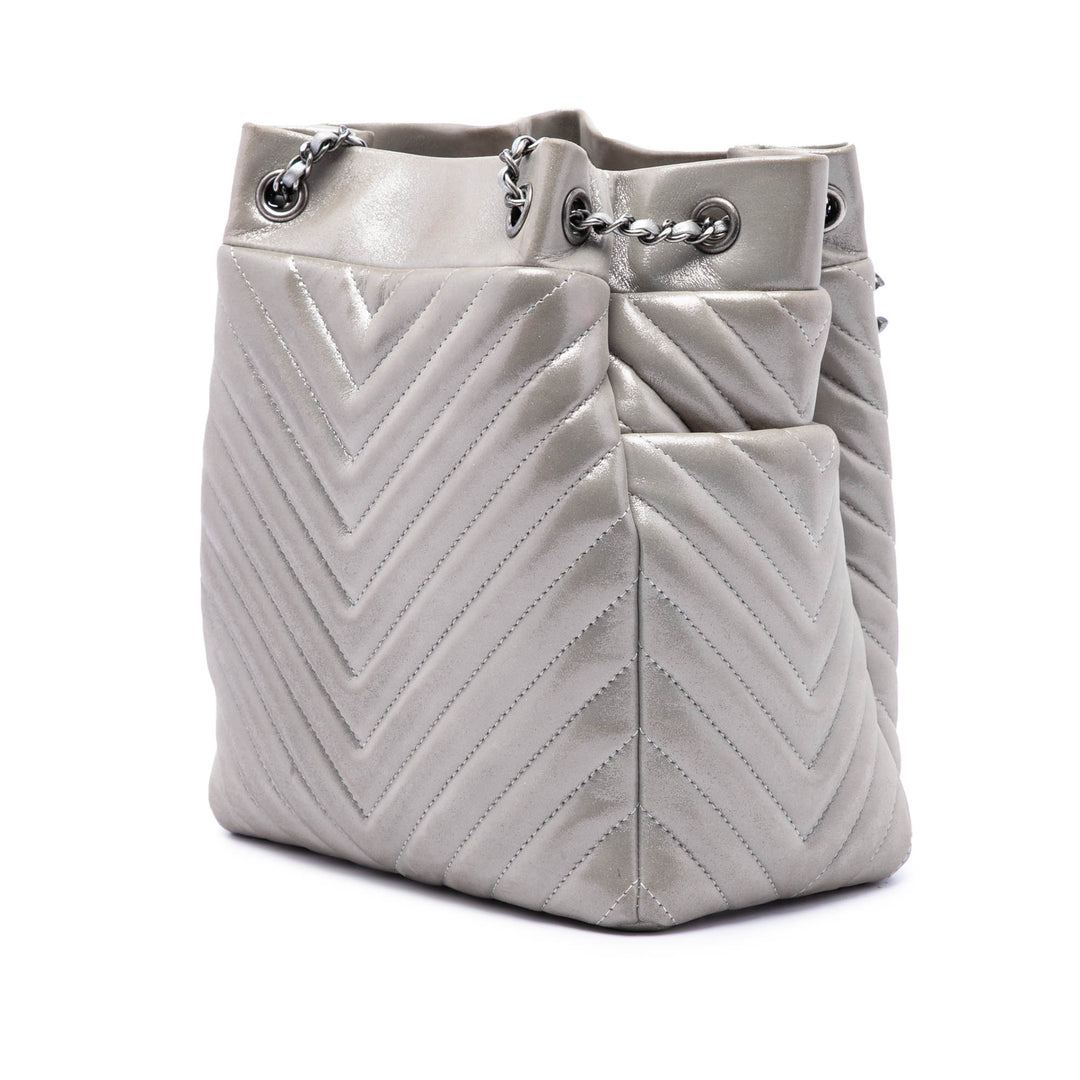 Chevron Irisé Urban Spirit Sac seau Petit Cuir de veau Argenté