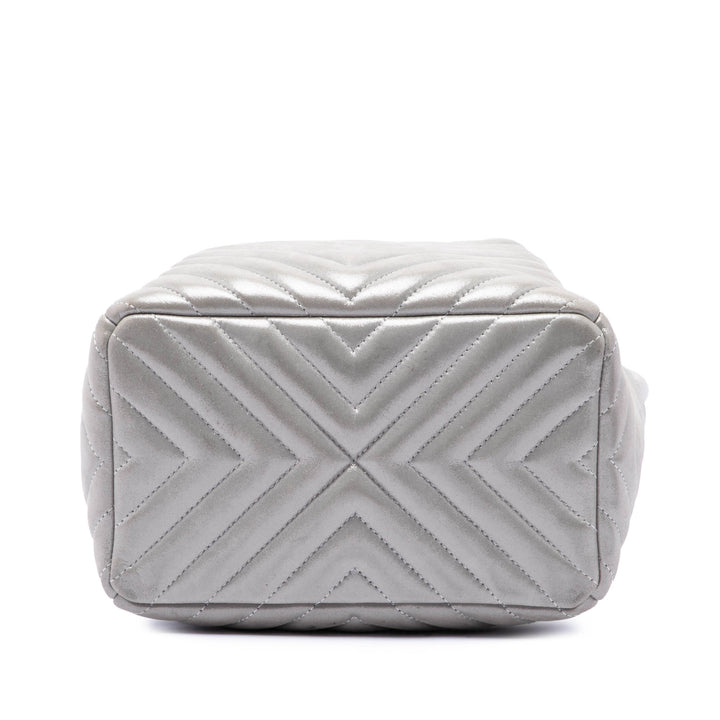 Chevron Irisé Urban Spirit Sac seau Petit Cuir de veau Argenté