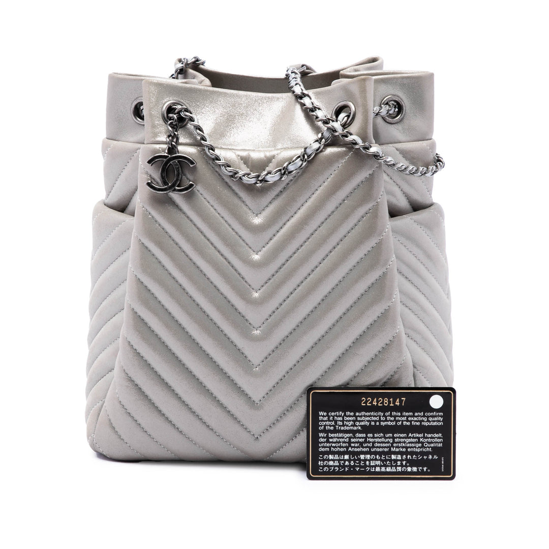 Chevron Irisé Urban Spirit Sac seau Petit Cuir de veau Argenté