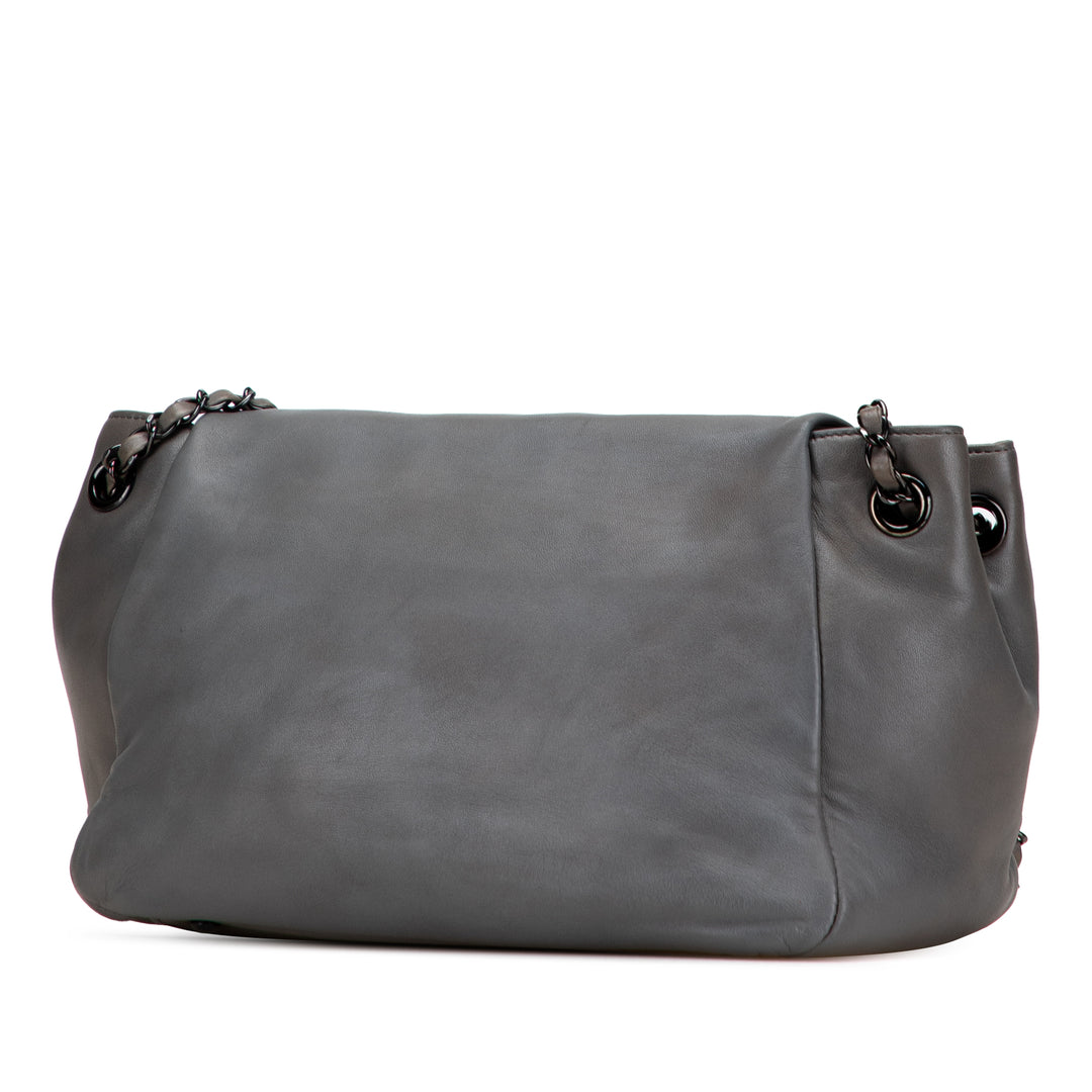 Chanel Cuir d’agneau clouté CC Accordion à rabat