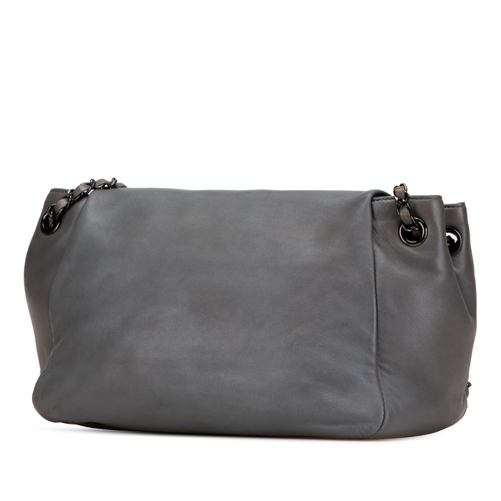 Chanel Cuir d’agneau clouté CC Accordion à rabat